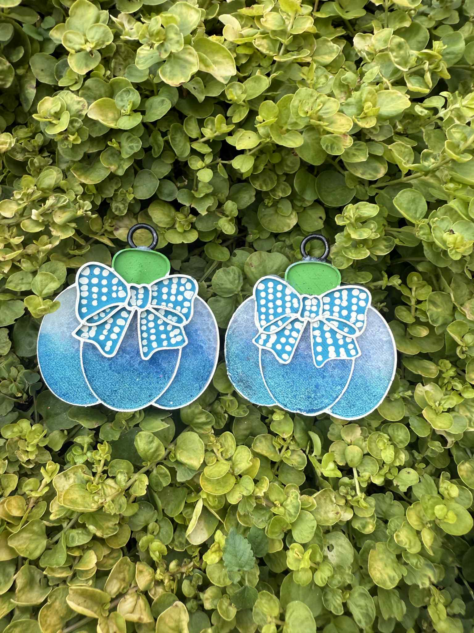 blue pumpkin vent clips with polka dot bow. Greenery background