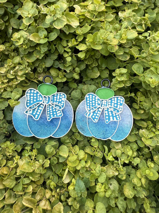 blue pumpkin vent clips with polka dot bow. Greenery background